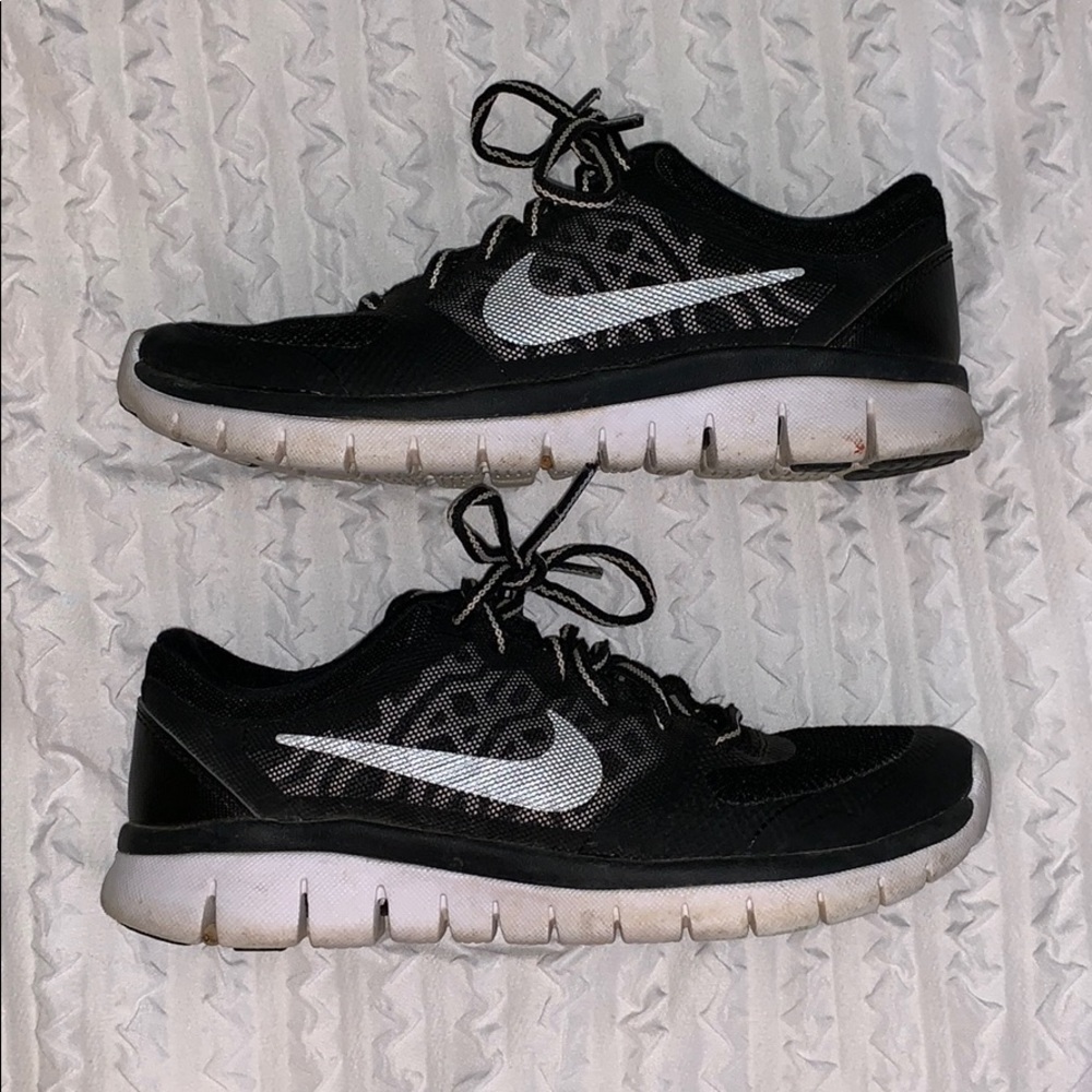 Black Nike youth “flex run” tennis shoes